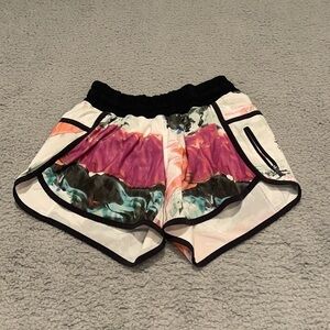 Lululemon Shorts Womens 4 vintage Black Tracker Pigment Wave Multi Athletic